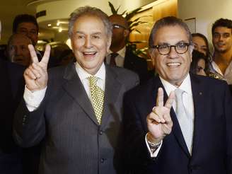 Carlos Miguel Aidar (à dir.) foi aclamado, na noite desta quarta-feira, presidente do São Paulo pelos próximos três anos, em substituição a Juvenal Juvênio; veja fotos da eleição no Morumbi