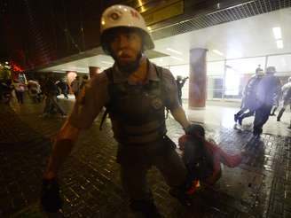 <p>Manifestante é arrastado por PM em protesto em SP</p>