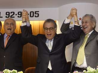 Carlos Miguel Aidar (centro) é saudado por Juvenal Juvêncio (à dir.) e Carlos Augusto de Barros de Silva
