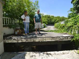 Construída para abrigar atletas no Pan de 2007, a Vila Panamericana hoje causa dor de cabeça aos moradores, que se veem no fogo cruzado entre Prefeitura e construtora por conta dos problemas estruturais que causaram rachaduras e diversos problemas; veja fotos do local