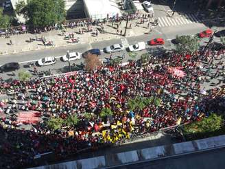 Manifestantes bloquearam uma das pistas do viaduto