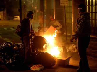 Manifestantes atearam fogo em barricadas e entraram em confronto com a Polícia Militar