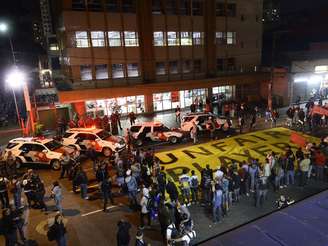 Cerca de 500 manifestantes, segundo a PM, interditam a rua Tuiuti, no Tatuapé, zona leste de São Paulo, contra a Copa