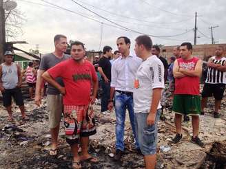 O prefeito de Santos (de calça jeans e camisa) foi até o local do incêndio nesta quinta