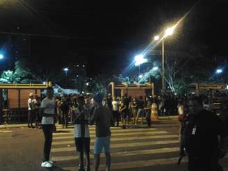 <p>Policiais do Ronda Ostensiva de Natureza Especial (Rone) prenderam em flagrante um rapaz que portava uma arma, no estacionamento do shopping</p>