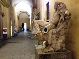 <p>Estátua 'Sátiro Embriagado', danificada por turista na Academia de Belas Artes de Milão</p>