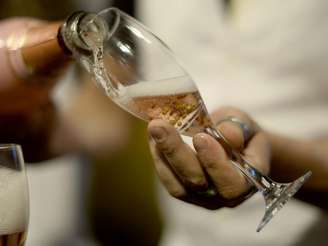 <p>A Cia. do Rizzo, empresa especializada em servico de bar para eventos, apresentou durante a feira especializada Casar 2014, em São Paulo, o Drinque de Ouro: uma taça de champagne com bolinhas de ouro</p>
