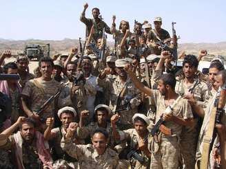 <p>Soldados se reúnem para uma foto na área de al-Mahfad da província meridional de Abyan; embaixadas ocidentais aumentam medidas de segurança depois de ataques cada vez mais ousadas a estrangeiros da Al-Qaeda</p>