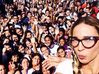 Valesca Popozuda fez selfie com alunos de escola em Taguatinga