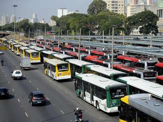 Coletivos estão parados e fazem filas no entorno do terminal Dom Pedro