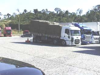 Caminhão com traseira elevada é visto em posto da rodovia Régis Bittencourt