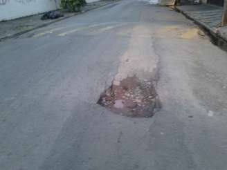 Cratera na avenida está sem sinalização e preocupa moradores