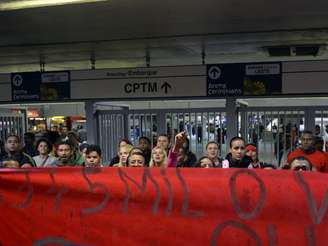 <p>Centenas de integrantes do movimento se reuniram próximo às catracas da Estação Corinthians Itaquera do metrô para seguir até a praça da República</p>