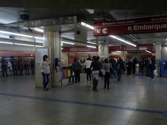 <p>Estação do Metrõ tinha policiamento e pouco movimento no início da noite</p>