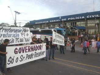Policiais protestam e anunciam greve em Manaus