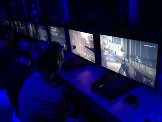 <p>Visitantes jogam Battlefield: Hardline na E3 2014</p>