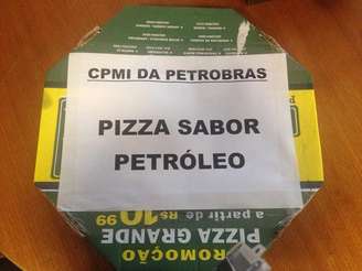<p>"Acabei de servir aqui na CPMI uma pizza sabor petróleo representando não só a minha indignação como a indignação de todo povo brasileiro diante da postura vergonhosa do PT, nesta comissão, de varrer a sujeira para debaixo do tapete!!!!", escreveu Fernando Francischini</p>