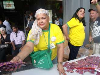 Voluntários distribuem preservativos no Largo da Carioca, no centro do Rio