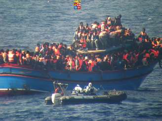 <p>Foto divulgada pela Marinha italiana, em 30 junho, mostra um barco lotado de imigrantes durante uma das operações de resgate na costa da Sicília</p>