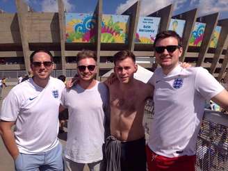 <p>O inglês Stuart Pennycook, à direita na foto com os amigos </p>