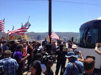 <p>Manifestantes bloquearam ônibus que transportavam 140 imigrantes, quando chegavam na estação de patrulha na fronteira, em Murrieta, na Califórnia, EUA, na terça-feira, 1 de julho</p>