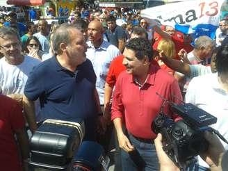 <p>Candidato do PTB ao governo de Pernambuco, Armando Monteiro Neto (de azul), em caminhada em Brasília Teimosa, na zona sul do Recife</p>