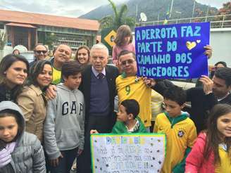 José Maria Marin foi à Granja Comary e encontrou fãs apoiando jogadores