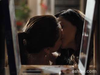 Clara e Marina vão trocar um beijo ao comemorarem a aprovação da família da irmã de Helena