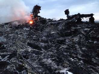 Um dos focos de fogo do avião da Malaysia Airliness que caiu nesta quinta