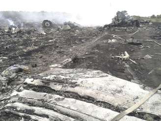 <p>Destroços do Boeing 777 da Malaysia Airlines que caiu com 295 pessoas à bordo próximo ao vilarejo de Grabovo, na região de Donetsk, na Ucrânia</p>