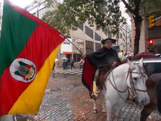 <p>O candidato chegou carregando ainda uma bandeira do Rio Grande do Sul </p>