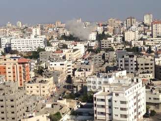 <p>Fumaça é vista próximo ao hospital atingido pela ofensiva israelense em Gaza, em 28 de julho</p>