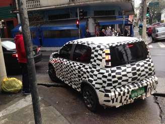 <p>Fiat Uno camuflado circulou pelas ruas do centro de São Paulo </p>