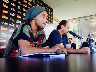 <p>Kalil admite que saída de Ronaldinho Gaúcho foi decisão de Levir</p><p> </p>