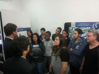 Secretário da Casa Civil do Estado, Leonardo Espíndola, explica o projeto da Linha 4 a estudantes