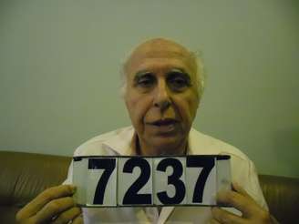 Abdelmassih exibe número de identificação após prisão no Paraguai