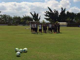 <p>Guto Ferreira fala com os jogadores durante o treinamento desta quinta-feira</p>