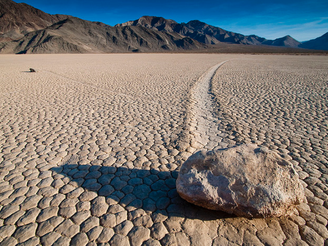 Sabia-se que as "pedras errantes" se moviam pela trilha deixada na superfície de um lago seco na Califórnia