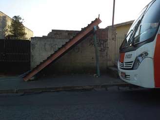 <p>Ponto de ônibus está quebrado na rua Antônio José Bastos, zona sul da capital</p>
