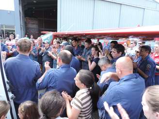 <p>No Aeroporto de Blumenau, Bombeiros fazem homenagem a soldado morto</p>