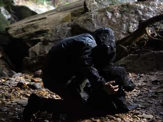 <p>Homem misterioso resgata a madame da tempestade</p>