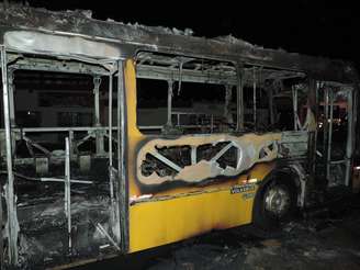 <p>Três ônibus e sete carros foram incendiados nesta madrugada</p>