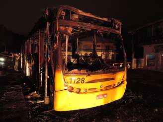 <p>Como frotas do transporte público foram atacadas, os ônibus irão circular em horários reduzidos neste final de semana</p>