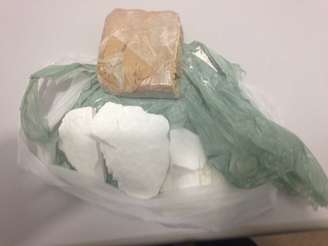 Sacola recuperada pela da PM havia meio quilo de crack, meio quilo de pasta base de cocaína e R$ 220