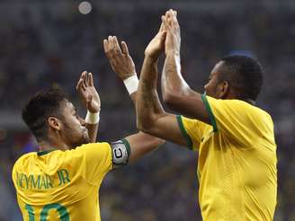 Neymar e Robinho comemoram gol do Brasil