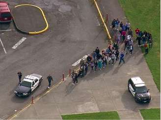 <p>Imagens aéreas mostraram estudantes se reunindo em um campo de atletismo dentro do campus e outros deixando a escola</p>