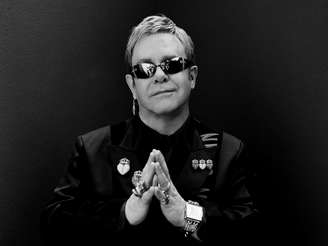 Elton John está com 68 anos