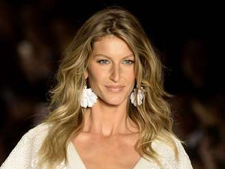 <p>Gisele Bündchen voltou às passarelas brasileiras no último desfile da Colcci, na edição passada do SPFW, e repete a participação no evento de inverno 2015</p>