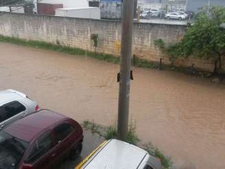 <p>Chuva rápida causou alagamento durante a manhã em Guarulhos (SP)</p>
