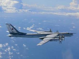 <p>Um bombardeiro russo TU-95 voa a noroeste da ilha de Okinoshima, no Japaão, em agosto do ano passado</p><p> </p>